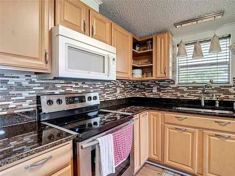 Manufactured Home in DADE CITY FL 10033 WELLINGTON AVENUE 11.jpg