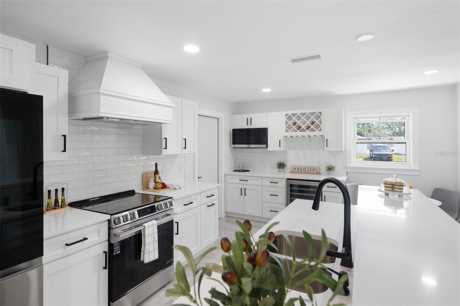 1715 Delaware Ave, Saint Petersburg, FL 33703 photo