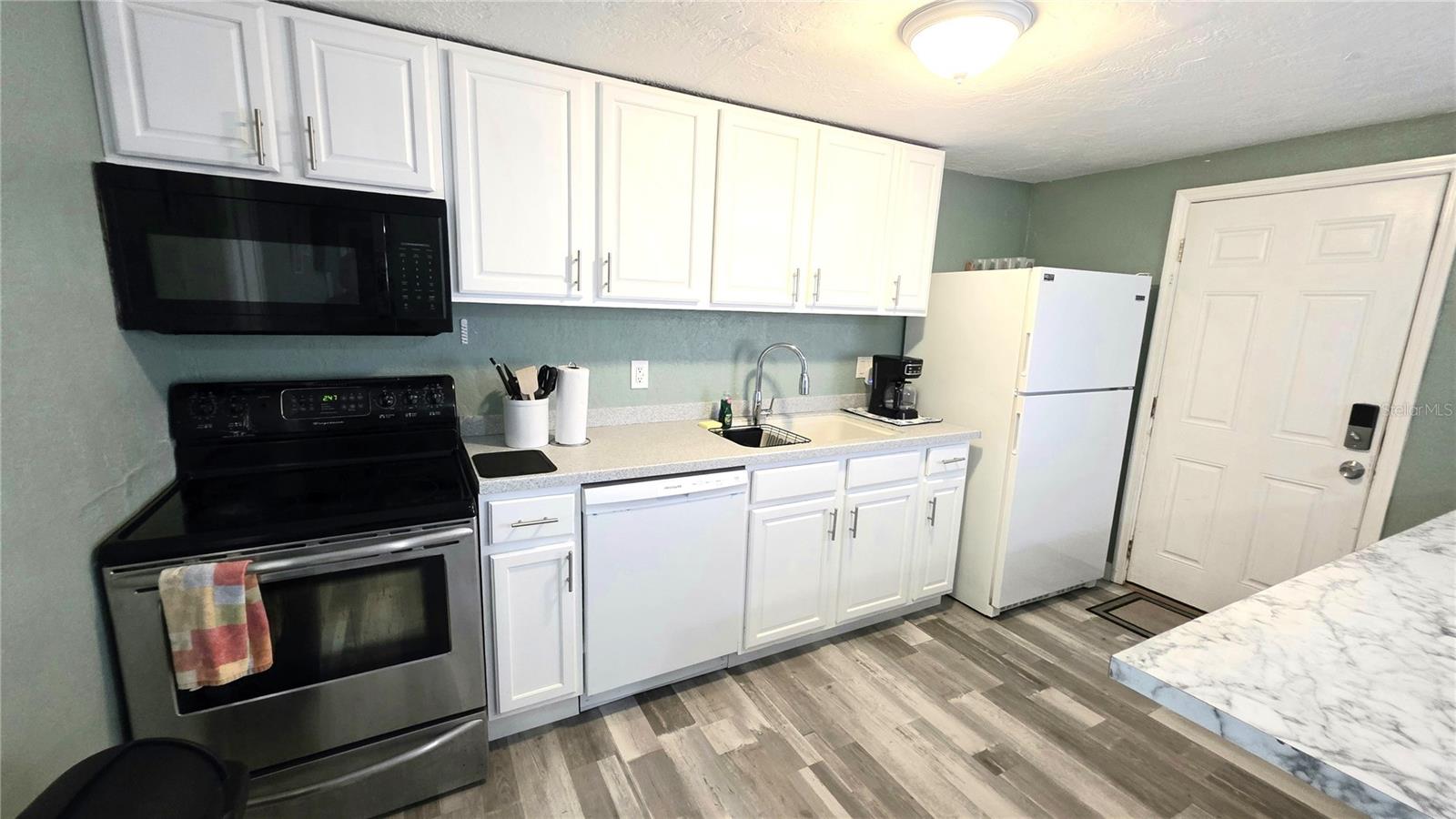 2031 4 St, Sarasota, FL 34237 photo