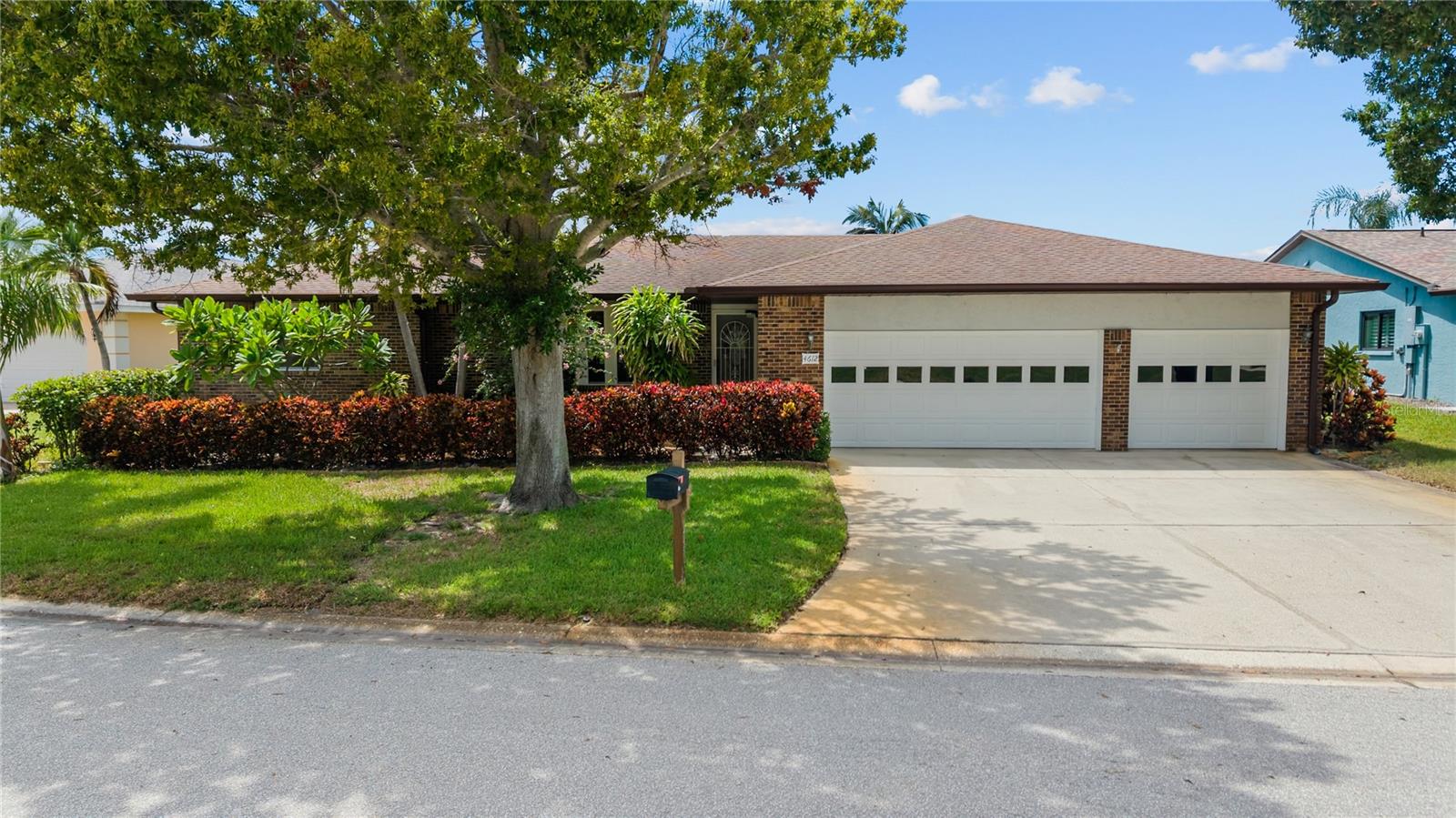 4612 Coral Lake Dr, Bradenton, FL 34210 photo