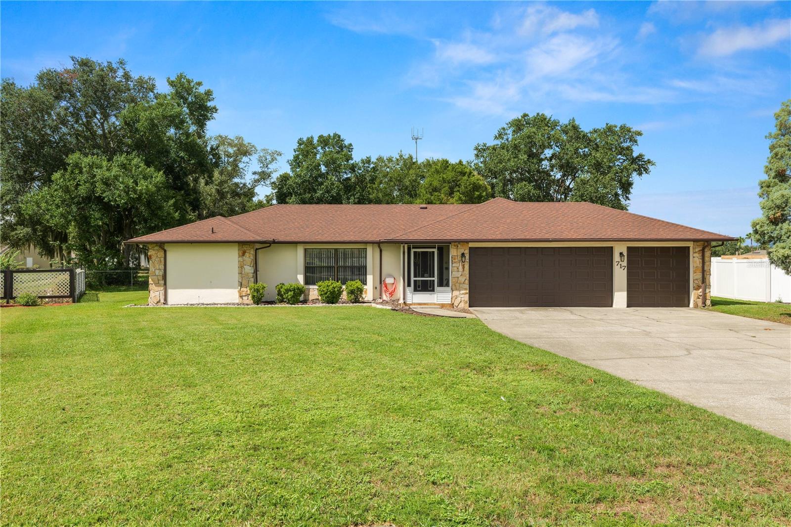 717 Cedar Knoll Dr, Lakeland, FL 33809