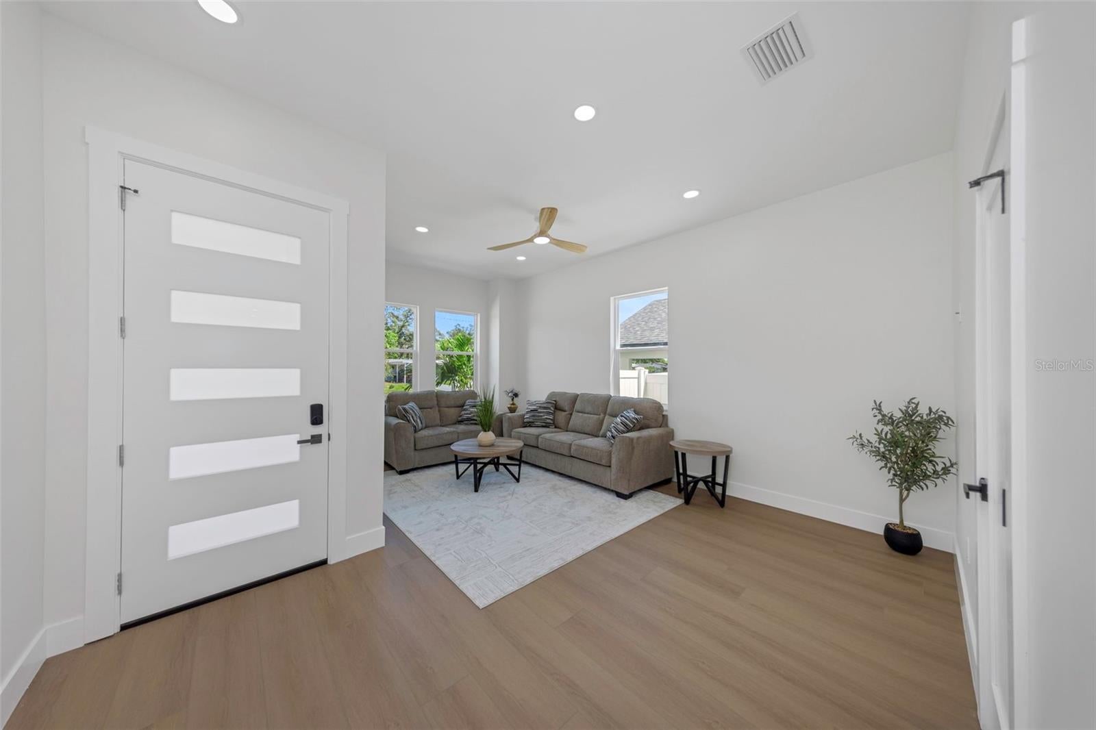 617 Folsom St, Saint Petersburg, FL 33707 photo