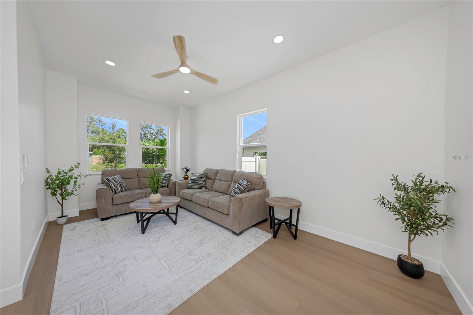 617 Folsom St, Saint Petersburg, FL 33707 photo