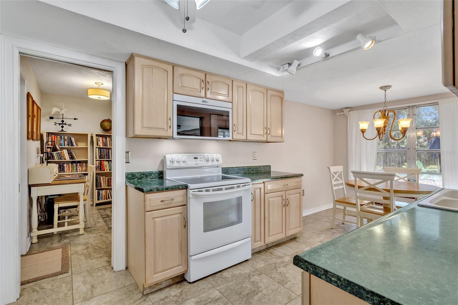 Single Family Residence in SARASOTA FL 7542 SWANSON LANE 11.jpg