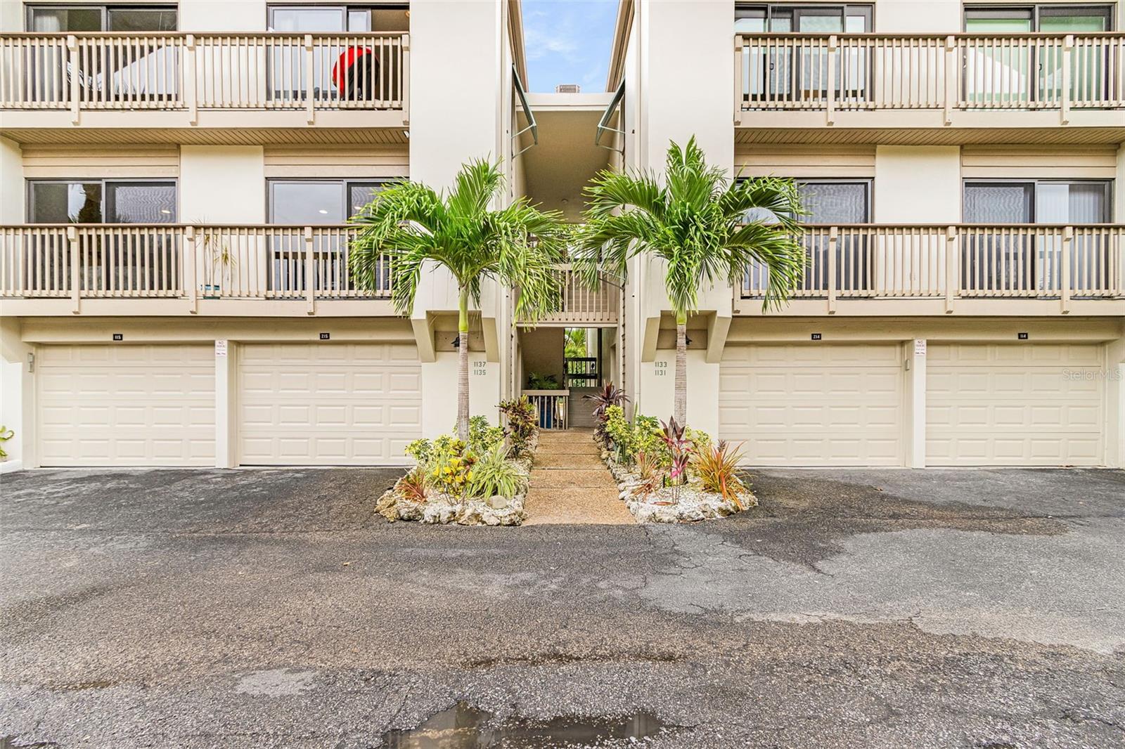 1135 Lake House Cir, Sarasota, FL 34242