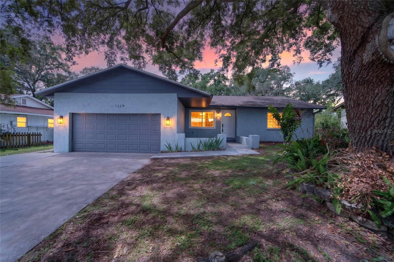 1229 Oak Valley Dr, Seffner, FL 33584