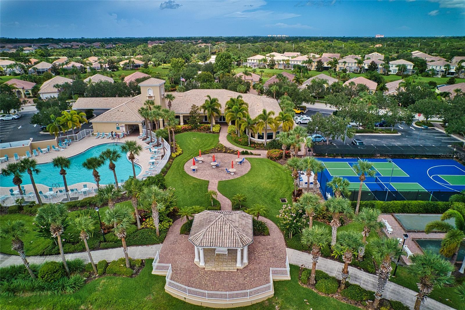 2133 Burgos Dr, Sarasota, FL 34238 photo