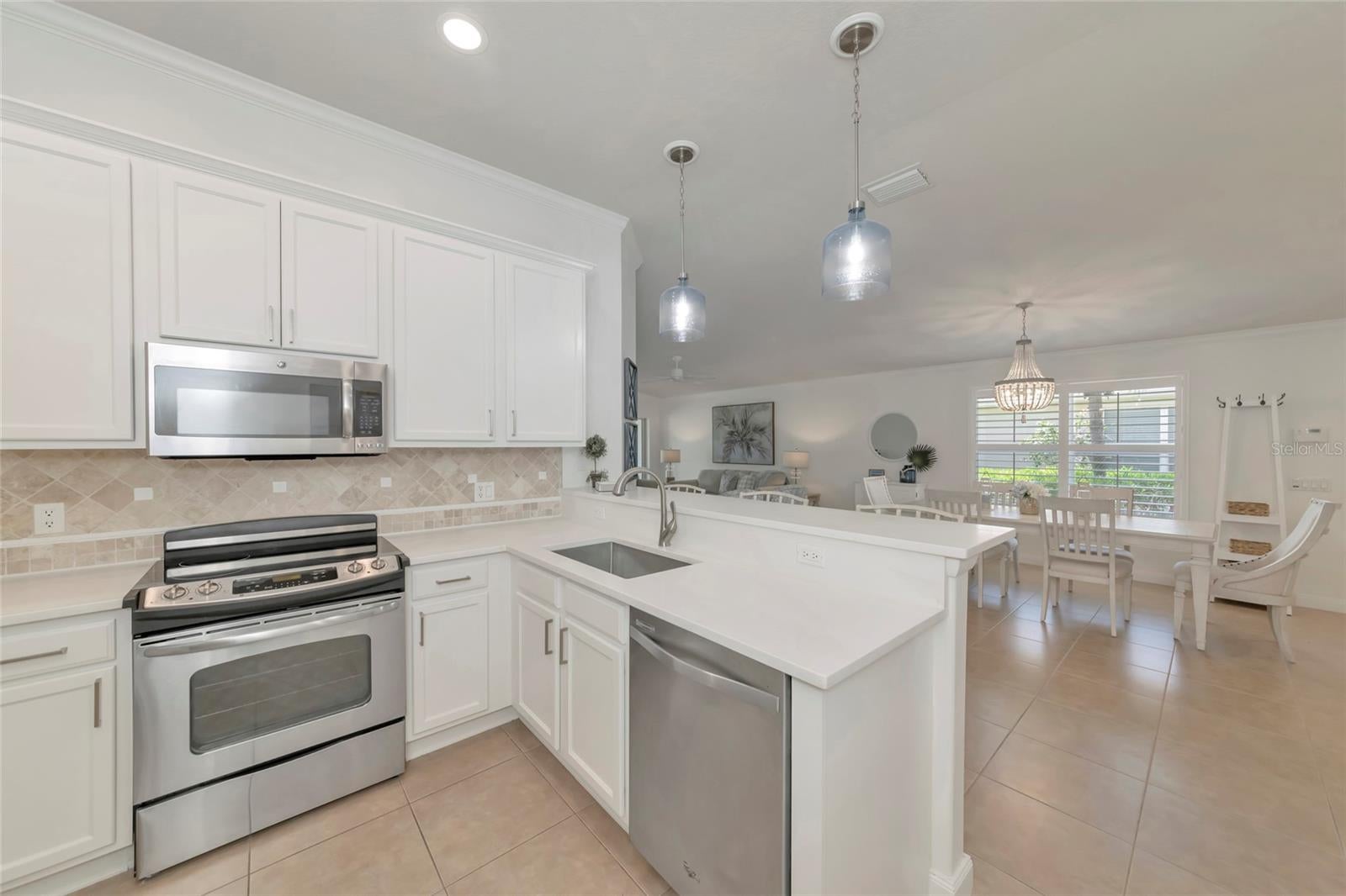 2133 Burgos Dr, Sarasota, FL 34238 photo