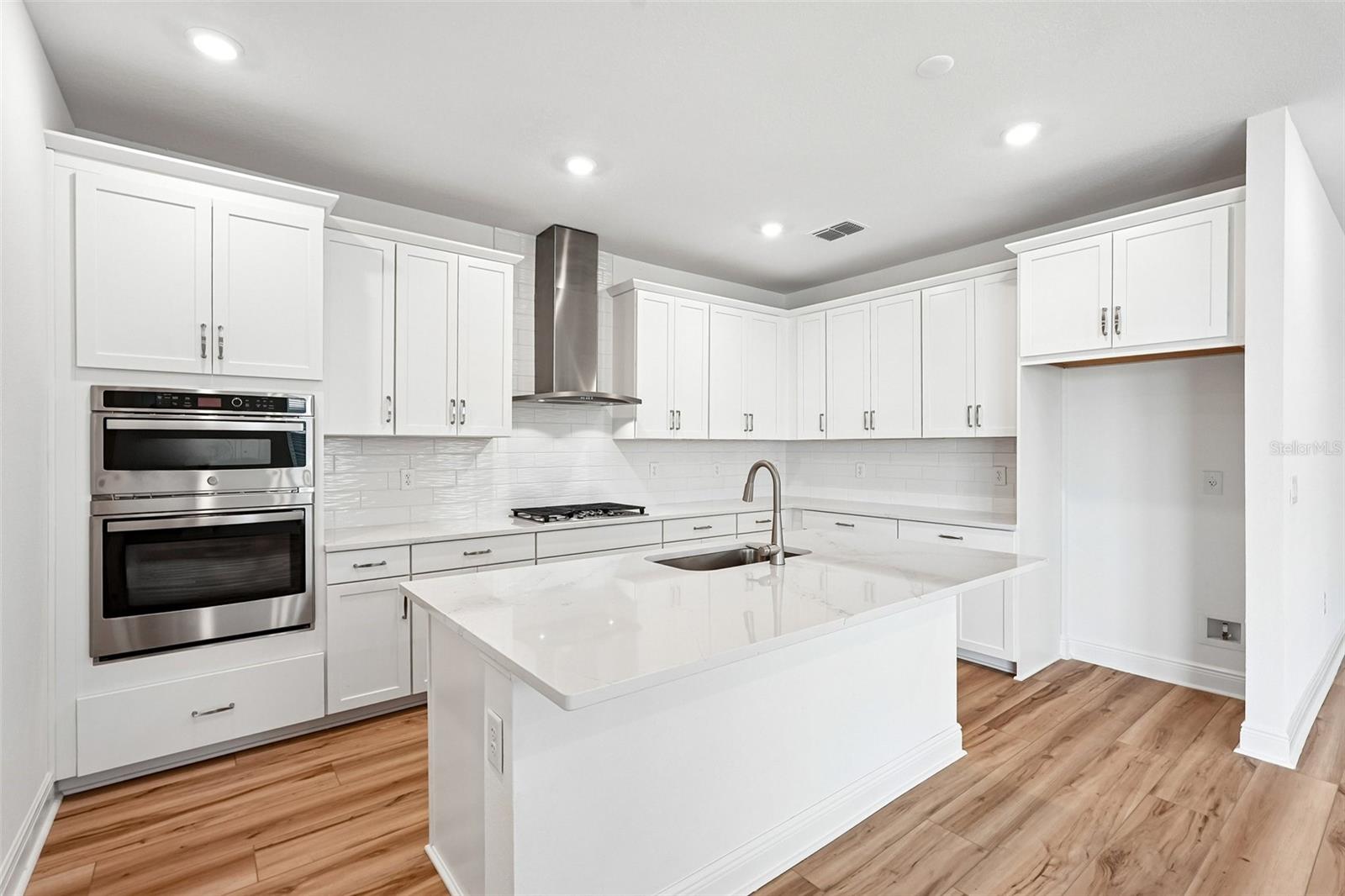 8221 Seaflower Pkwy, Bradenton, FL 34210 photo