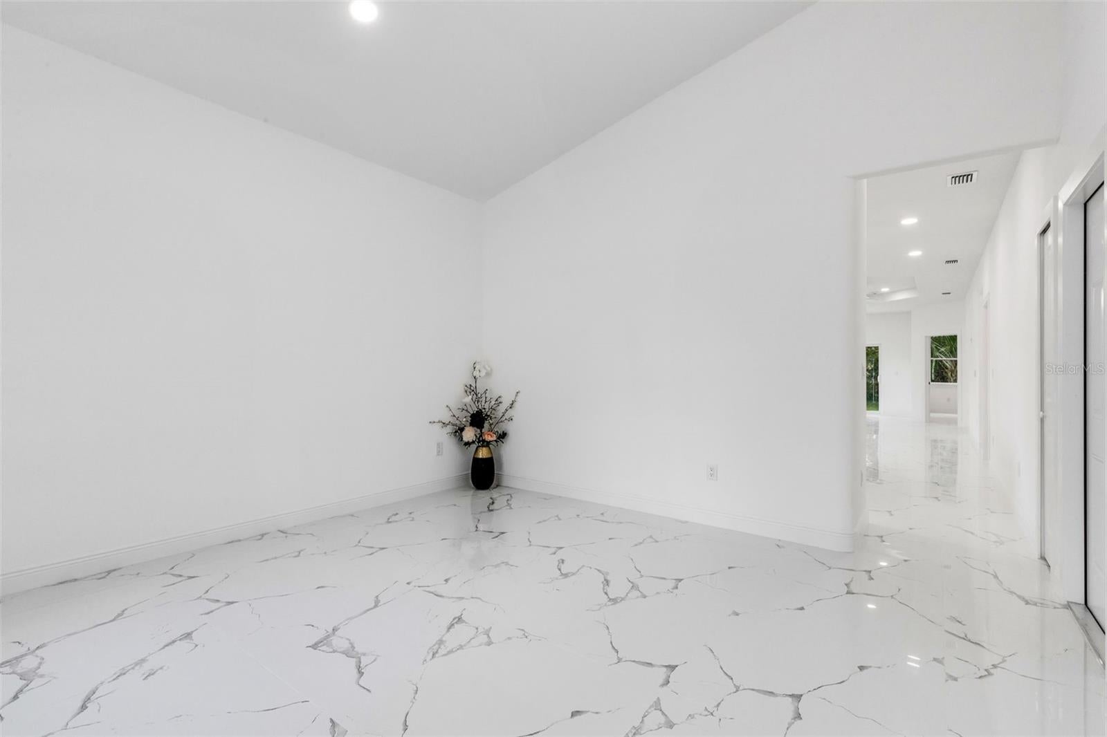 806 W Lowry Ln, Tampa, FL 33604 photo