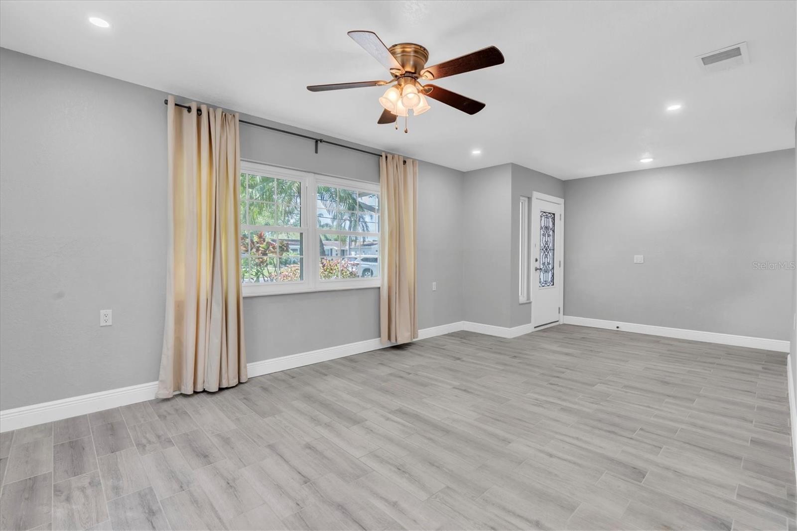 5619 Denver St, Saint Petersburg, FL 33703 photo