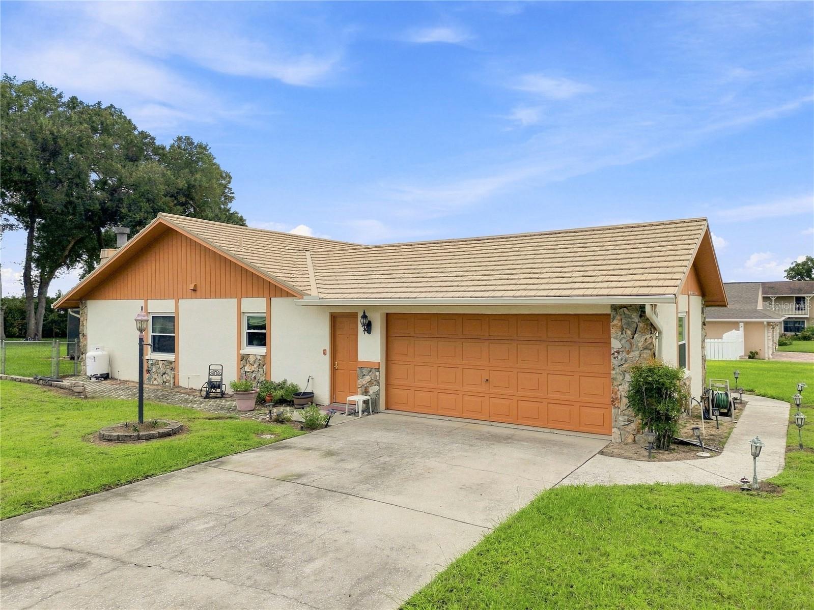 12501 Apalachee Pl, Thonotosassa, FL 33592 photo
