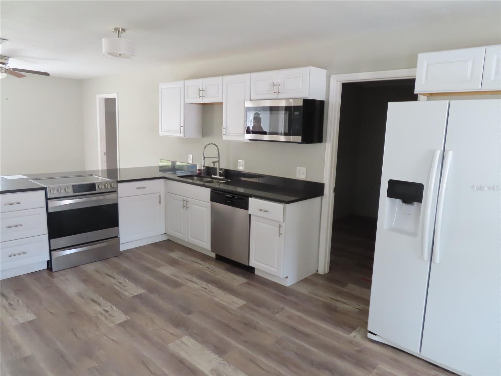 1215 Windsor Cir, Brandon, FL 33510 photo