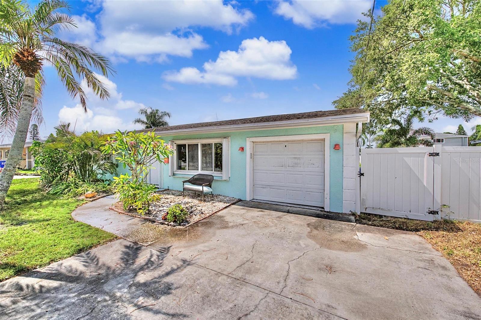 9472 Treasure Ln, Saint Petersburg, FL 33702 photo
