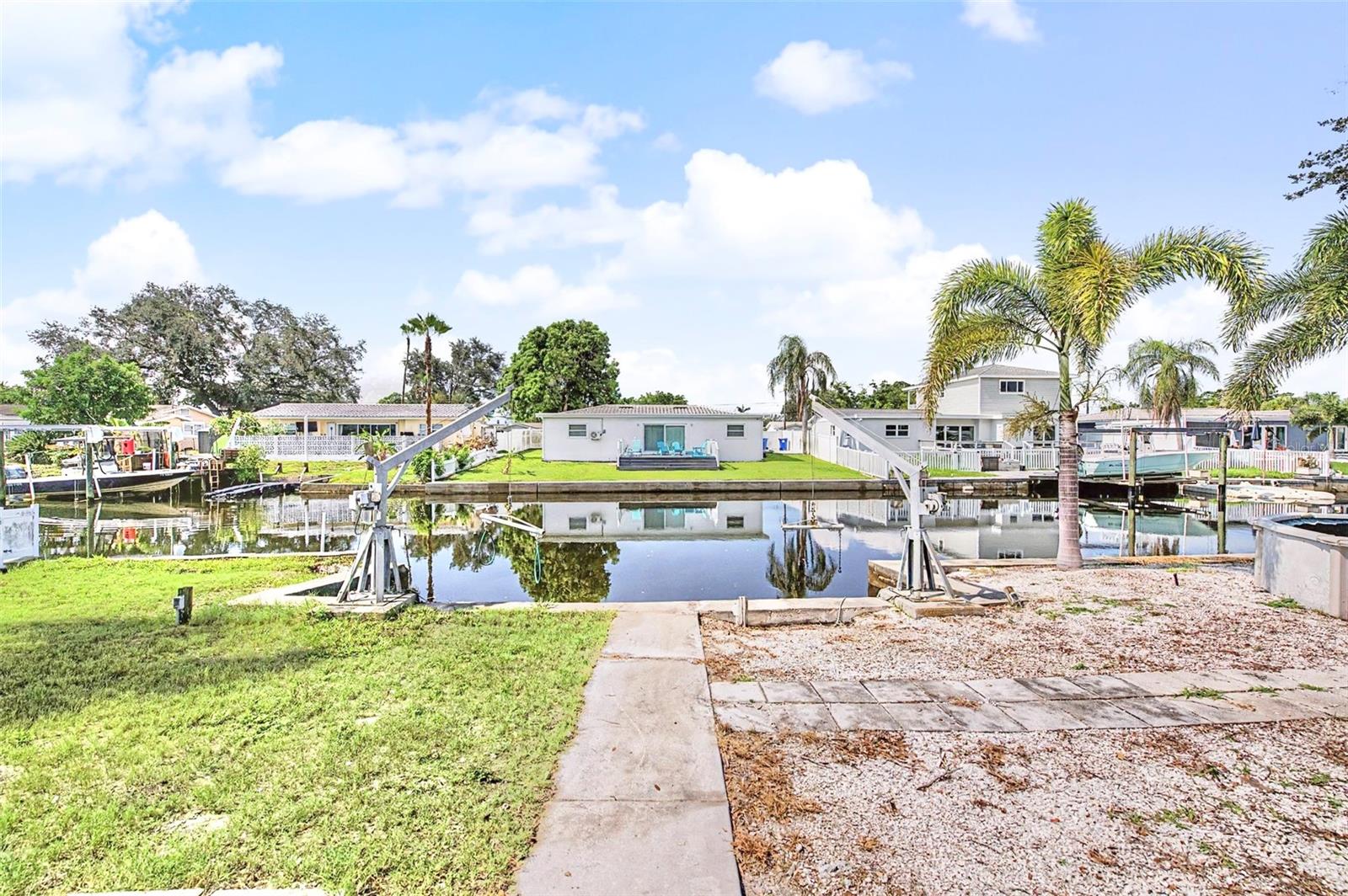 9472 Treasure Ln, Saint Petersburg, FL 33702 photo