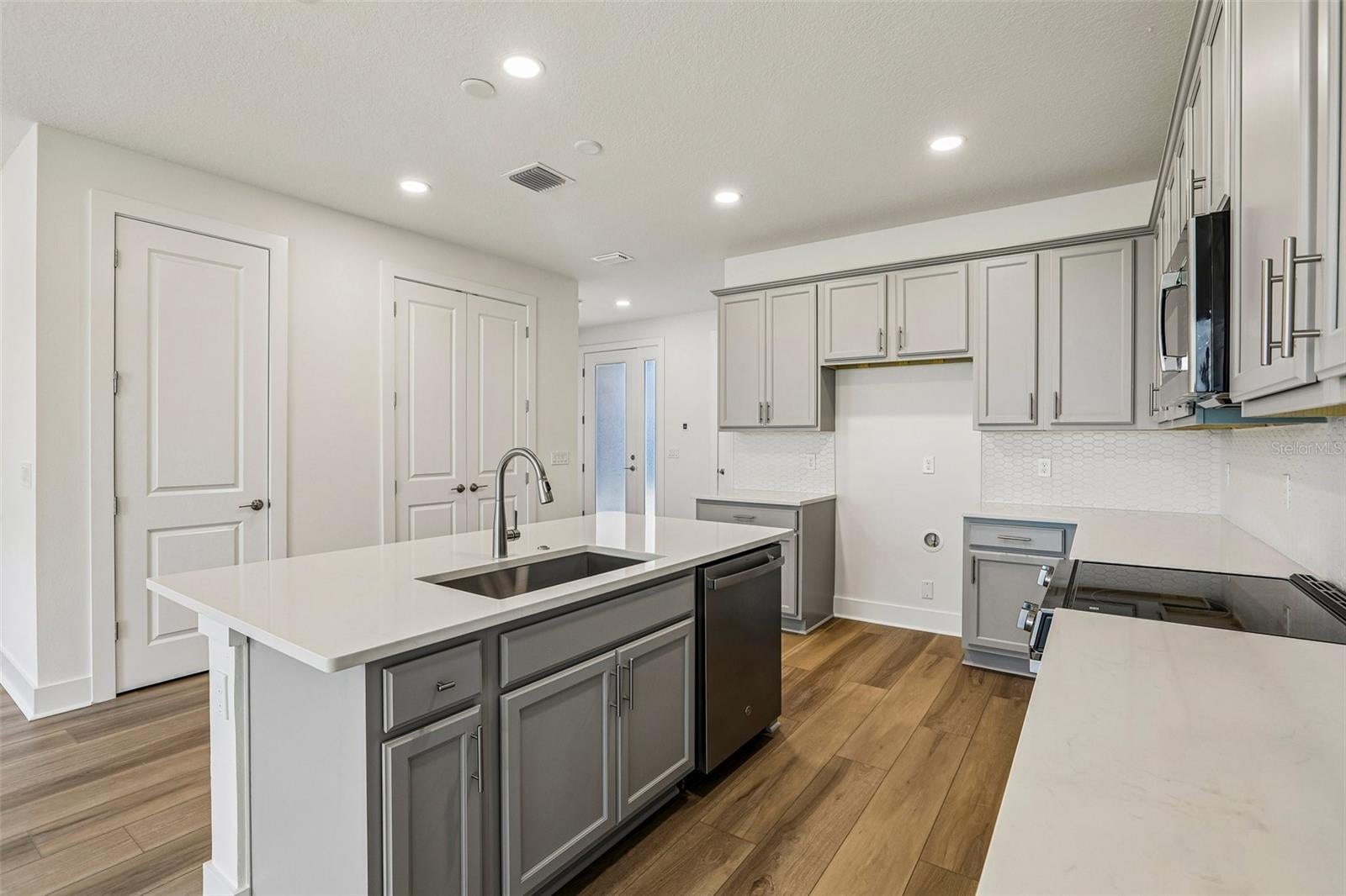 31850 Clover Fin Ct, Wesley Chapel, FL 33545 photo