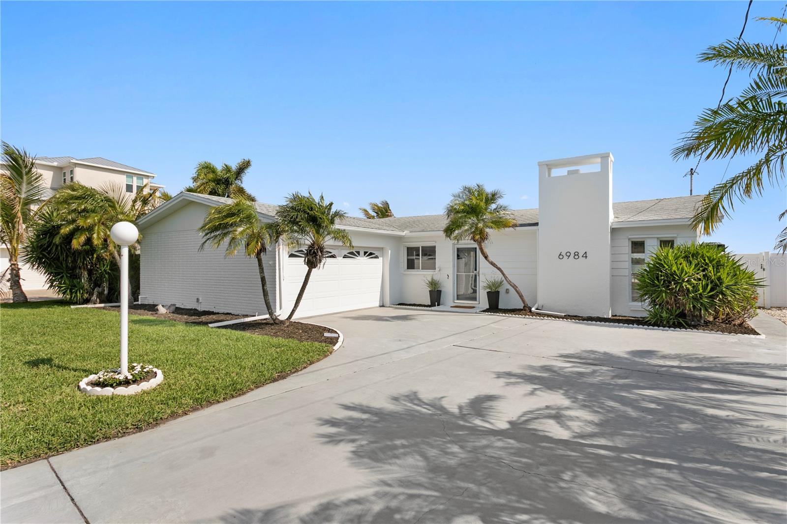 6984 S Shore Dr, Saint Petersburg, FL 33707 photo