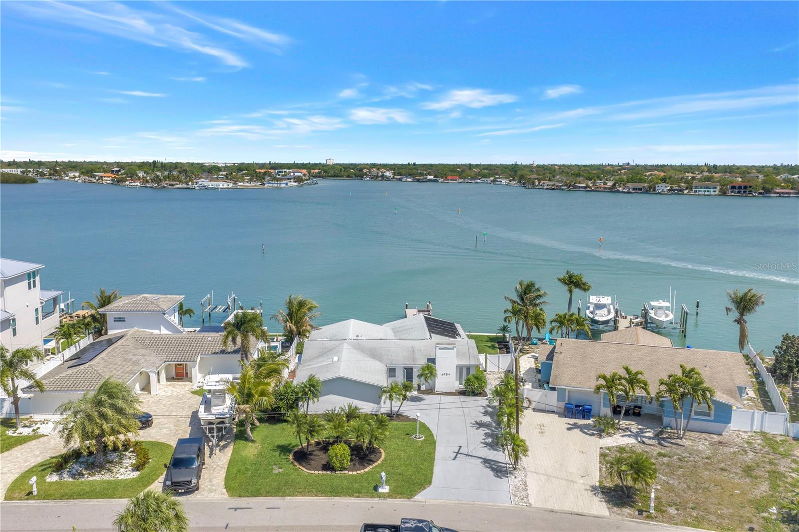 6984 S Shore Dr, Saint Petersburg, FL 33707 photo