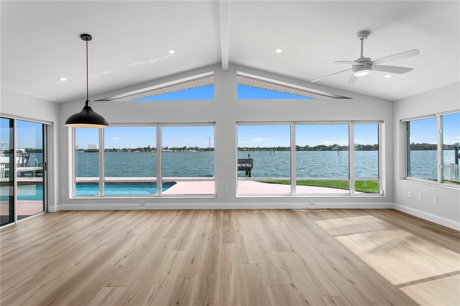 6984 S Shore Dr, Saint Petersburg, FL 33707 photo