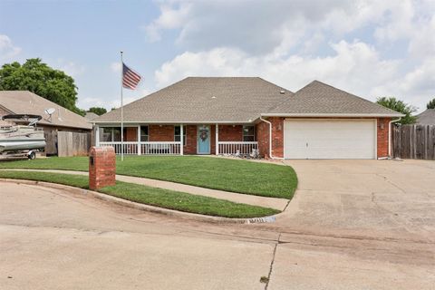 Single Family Residence in Mustang OK 809 W Cherokee Way.jpg