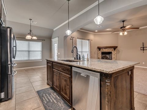 Single Family Residence in Blanchard OK 1832 Buckskin Court 14.jpg