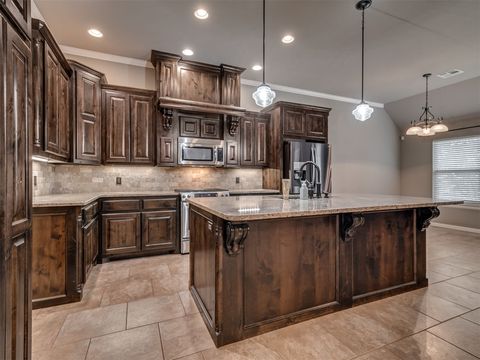 Single Family Residence in Blanchard OK 1832 Buckskin Court 12.jpg