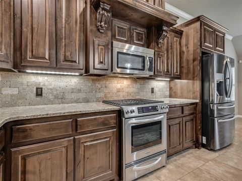 Single Family Residence in Blanchard OK 1832 Buckskin Court 13.jpg