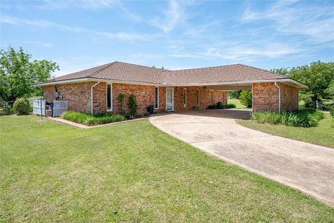 Single Family Residence in Piedmont OK 410 NW Taylor Avenue.jpg