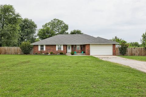Single Family Residence in Tuttle OK 801 S Frisco Road.jpg