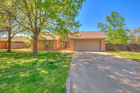 Single Family Residence in Oklahoma City OK 7917 Maehs Terrace.jpg