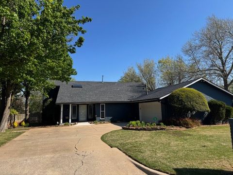 Single Family Residence in Oklahoma City OK 2905 Lamp Post Lane.jpg
