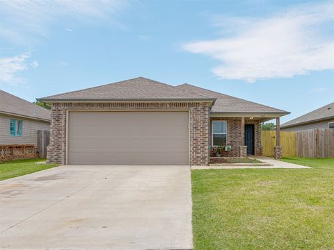 Single Family Residence in El Reno OK 1608 Chuck Wagon Drive.jpg