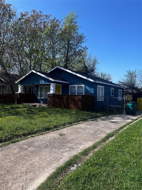 Single Family Residence in Oklahoma City OK 1449 NE 14th Street.jpg