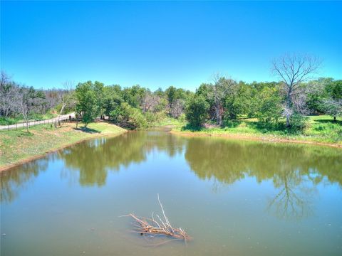 Single Family Residence in Guthrie OK 2351 E Lakewood Drive.jpg