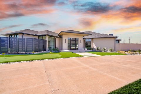 Single Family Residence in Oklahoma City OK 5820 Promenade Square.jpg