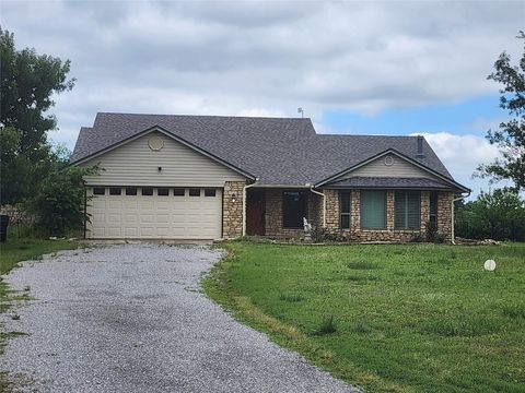 Single Family Residence in Tuttle OK 1027 County Street 2927.jpg