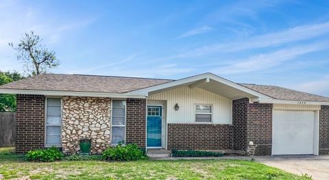Single Family Residence in Oklahoma City OK 7608 NW 14th Terrace.jpg
