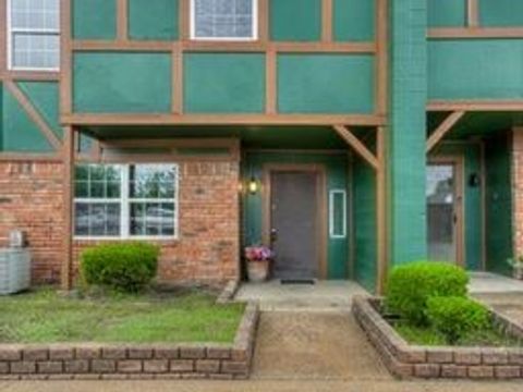 Condominium in Oklahoma City OK 2624 N Ann Arbor Street #106.jpg