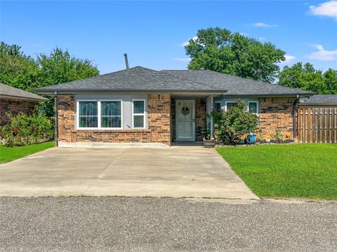 Single Family Residence in Union City OK 202 N Plum Avenue.jpg