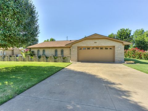 Single Family Residence in Crescent OK 707 W Van Buren Street.jpg