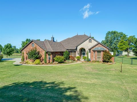 Single Family Residence in Tuttle OK 2284 Jackie Place.jpg