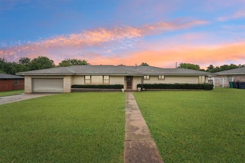 Single Family Residence in Oklahoma City OK 2809 NE 25th Street.jpg
