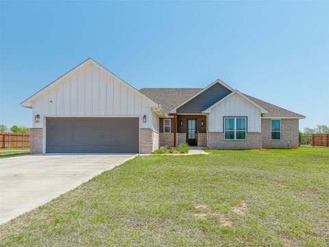 Single Family Residence in Tuttle OK 1027 Heritage Hills Drive.jpg