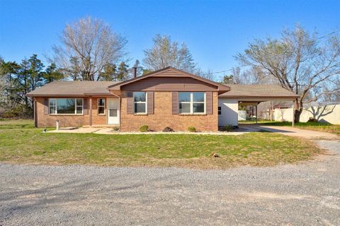 Single Family Residence in Minco OK 241 County Street 2800.jpg