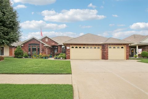 Single Family Residence in Oklahoma City OK 8408 NW 74th Street.jpg