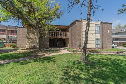Condominium in Oklahoma City OK 6554 N Meridian Avenue #210.jpg
