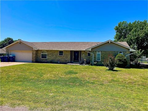 Single Family Residence in Tuttle OK 601 Meadow Lane.jpg