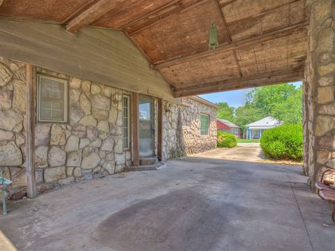 Single Family Residence in El Reno OK 605 W Rogers Street.jpg
