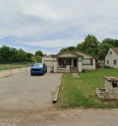 Single Family Residence in El Reno OK 901 W Wade Street.jpg