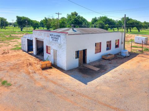 Warehouse in Kingfisher OK 613 W Broadway Avenue.jpg